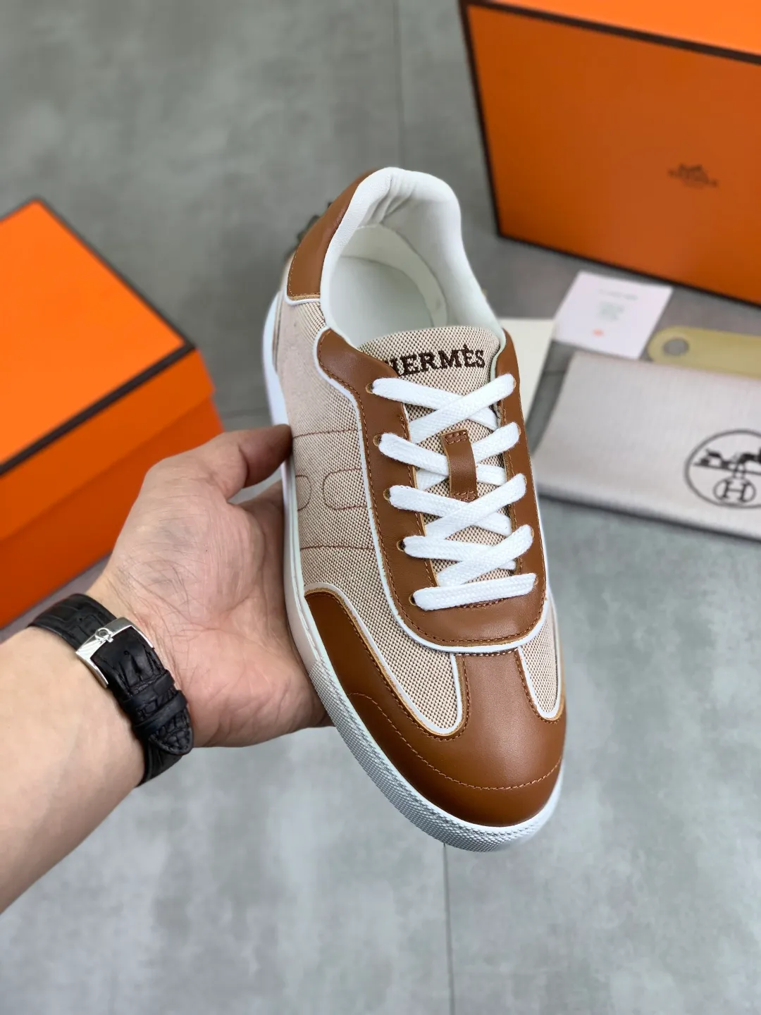 Men's Men's Shoes P600 New Top Version Original Order Hermes Men's Drift Sneaker Summer New Casual Sports Shoes Original Purchased, Developed and Made H Family Men's Classic Series Technological Breathable Fabrics and Cowhide Casual Sports Shoes Casual Sports Dad Shoes combine high-tech breathable materials and cowhide, with H Family exclusive button decoration on the side. The outsole is full of H italic design and bright colors to show vitality and continue the brand design inspiration. Stroll around the city lightly and feel free and comfortable. Delivered in exquisite packaging 🛍📦 ▪️Fabric: original customized breathable material + first-layer cowhide ▪️Inner: cowhide feet ▪️Outsole: molded and evacuated PU+TPU material ▪️Size: 35-45 Multiple colors available Premium packaging